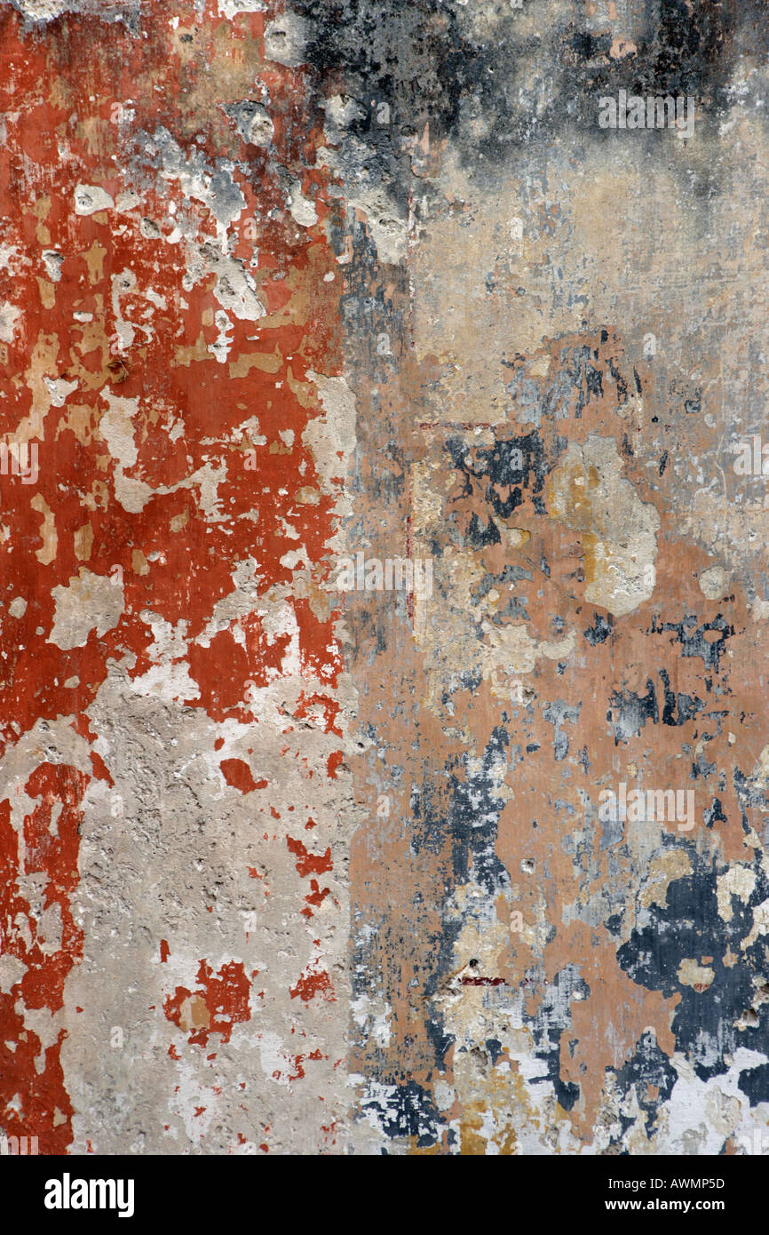 Abblätternde Farbe an einer Betonmauer sorgt für einen abstrakten Hintergrund. Stockfoto