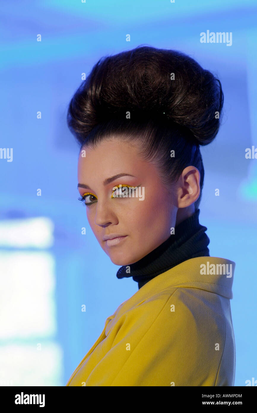Junge Frau Tragt Retro 60er Jahre Outfit Mit Ihrem Haar Getan In Einer Hochsteckfrisur Bienenstock Stockfotografie Alamy