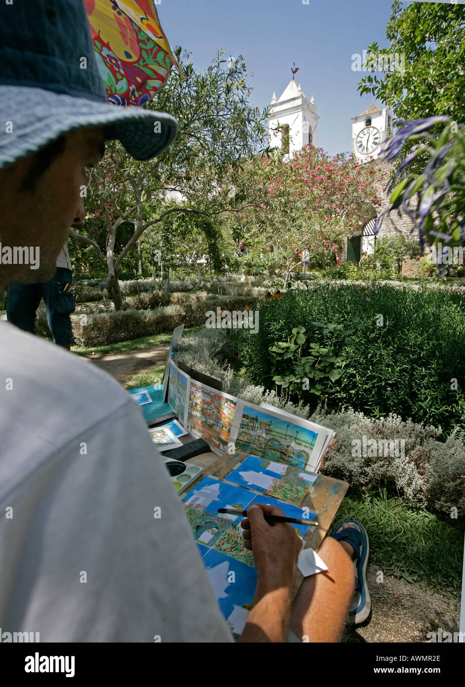 Ein Künstler macht ein Gemälde der Igreja oder Kirche Santa Maria Do Castelo in Tavira, Portugal. Stockfoto