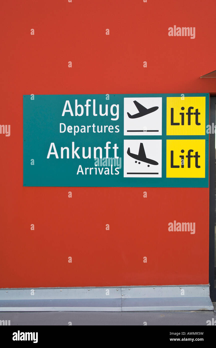 Flughafen, Parken, Ebene, Hinweisschild, an- und Abflüge, North Rhine-Westphalia, Deutschland Stockfoto