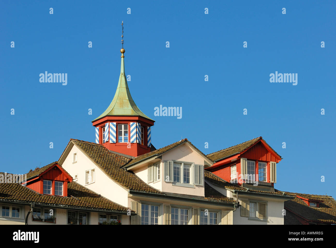 Zuerich - Dachgauben und Türmchen in der alten Stadt - Schweiz, Europa. Stockfoto