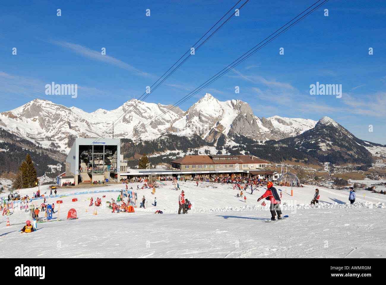 Restaurant auf dem Iltios-Berg und der Seilbahn Station - Unterwasser, Kanton St. Gallen, Schweiz, Europa. Stockfoto