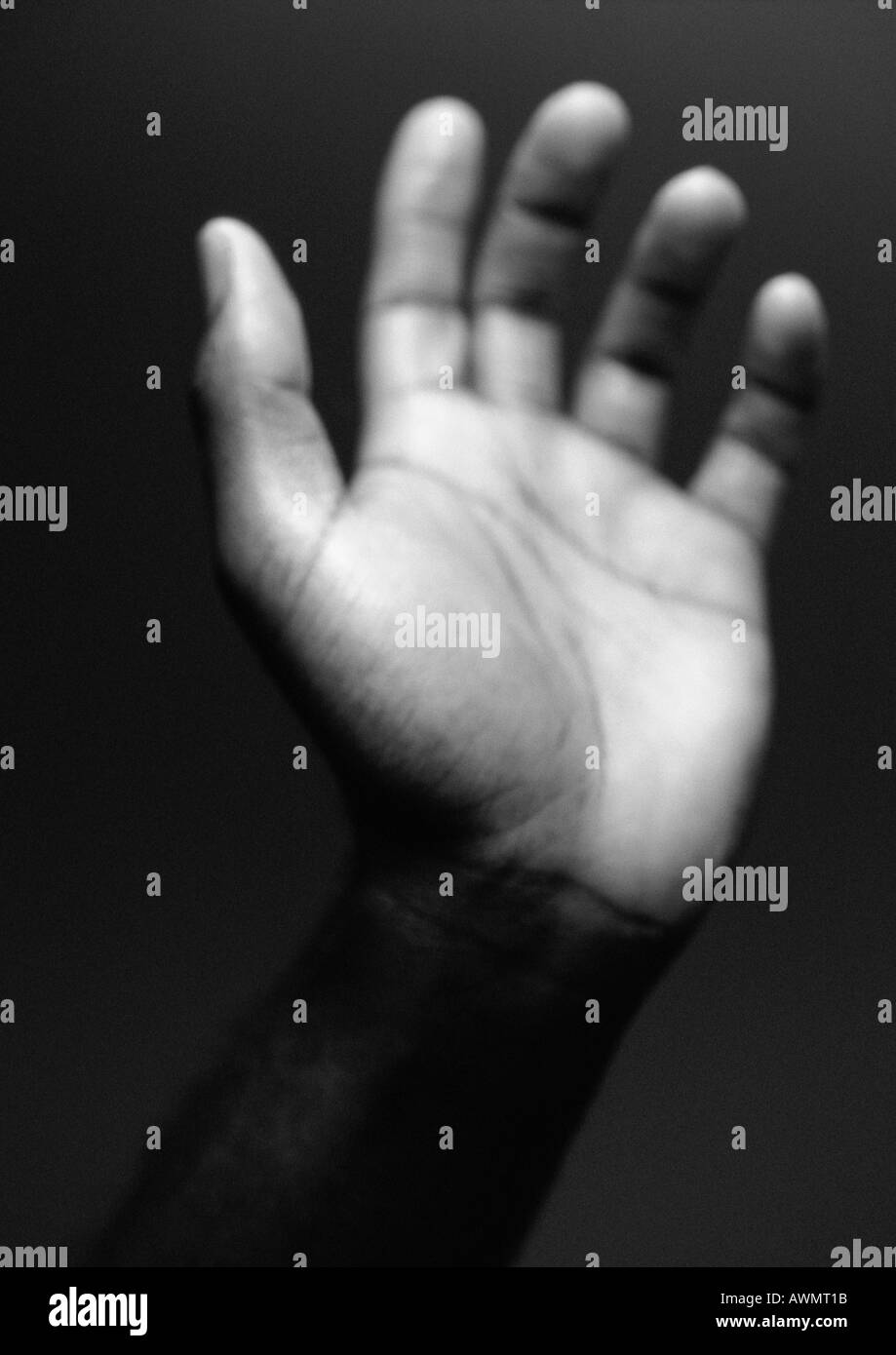 Hand des Mannes, Nahaufnahme, schwarz und weiß. Stockfoto