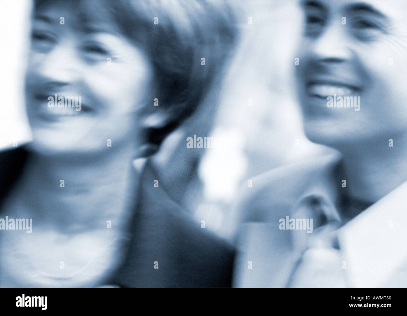 Mann und Frau lächelnd, verschwommen, nahe Stockfoto
