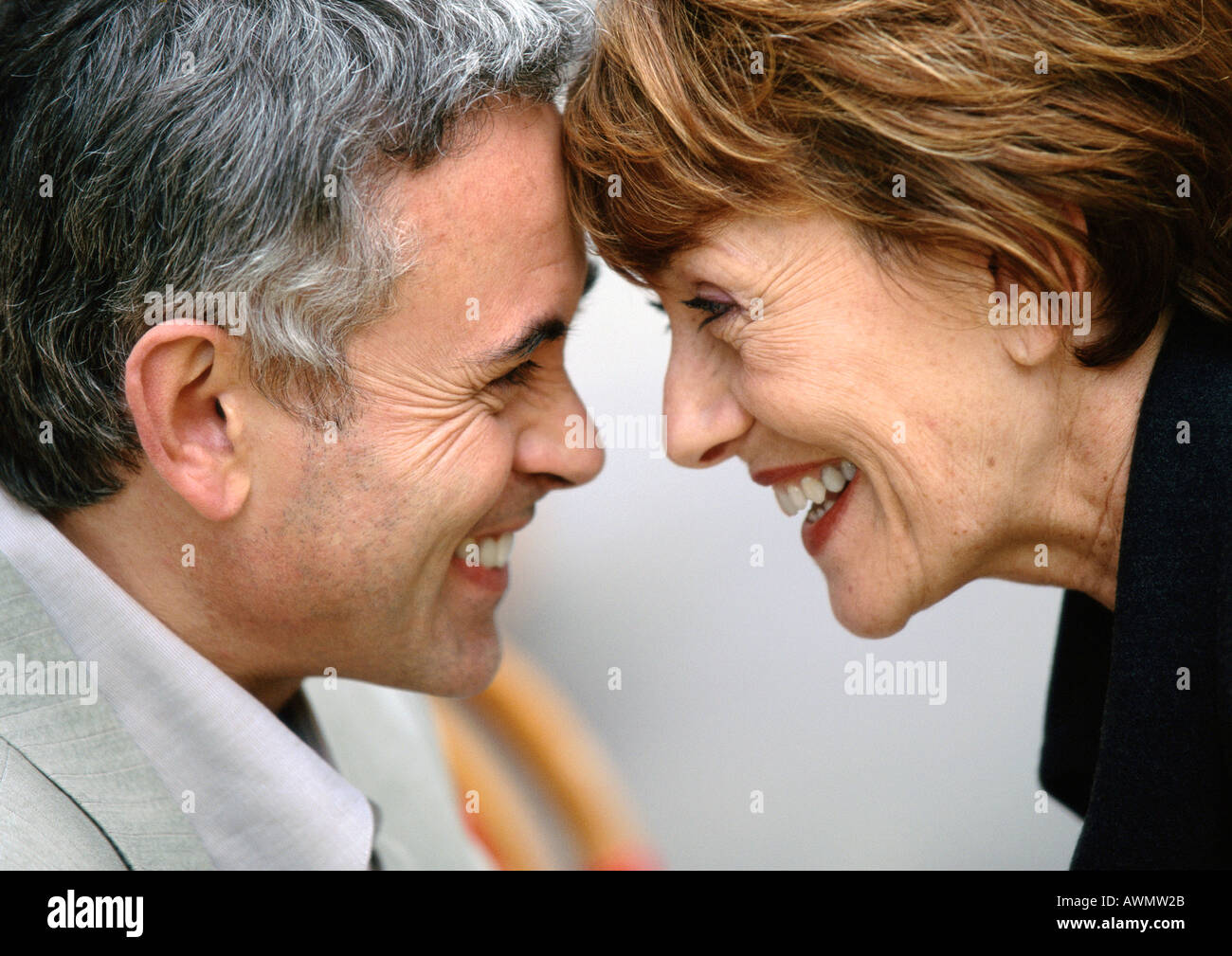 Reifer Mann und Frau einander berühren Stirn lächelnd, großaufnahme betrachten Stockfoto
