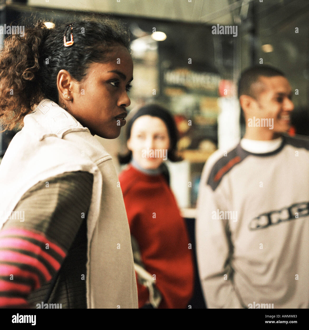 Junge Menschen stehen vor Laden Stockfoto