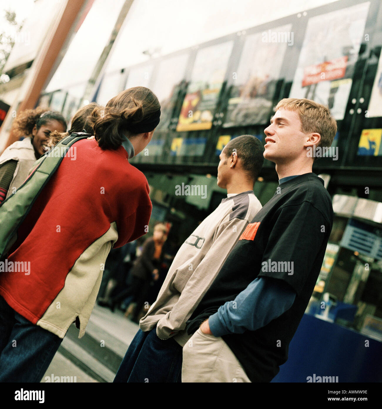 Gruppe von Jugendlichen vor Kino Stockfoto