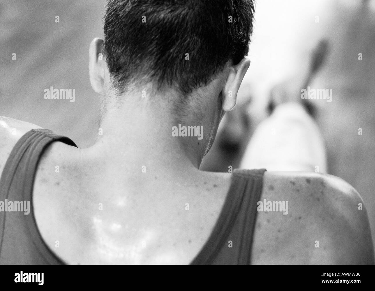 Mann mit Tanktop, Kopf und Schultern, Rückansicht, schwarz und weiß. Stockfoto