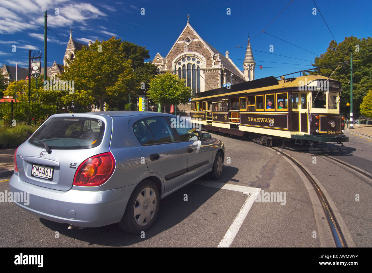 Ein modernes Auto weicht einer Vintage restaurierte Straßenbahn in Christchurch zeigt wie Transport im Laufe der Jahre verändert hat. Stockfoto