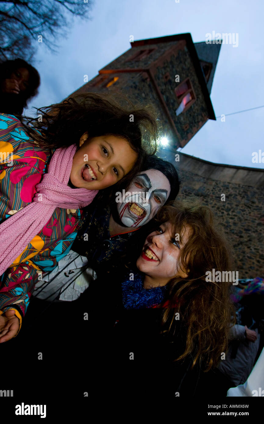 Traditionelle Halloween-Spektakel auf der Burg Frankenstein. Ein Vampir, erschreckend, eine Mädchen, Burg Frankenstein, Hessen, Deutschland. Stockfoto
