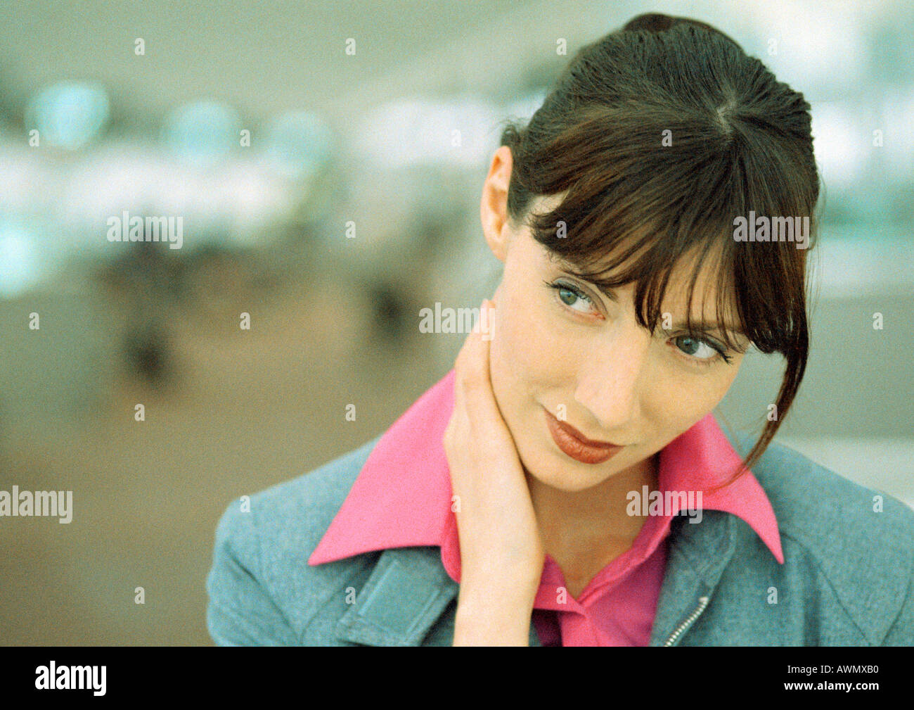 Geschäftsfrau mit Hand am Hals schauen Weg, Nahaufnahme Stockfoto