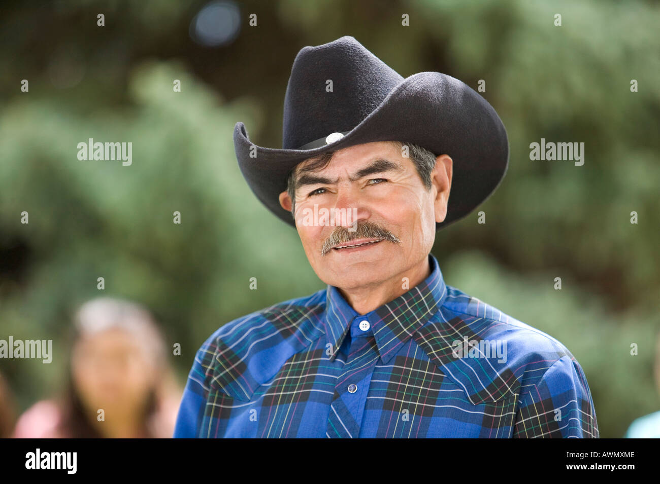 Senior-Hispanic Mann mit Cowboyhut Stockfoto