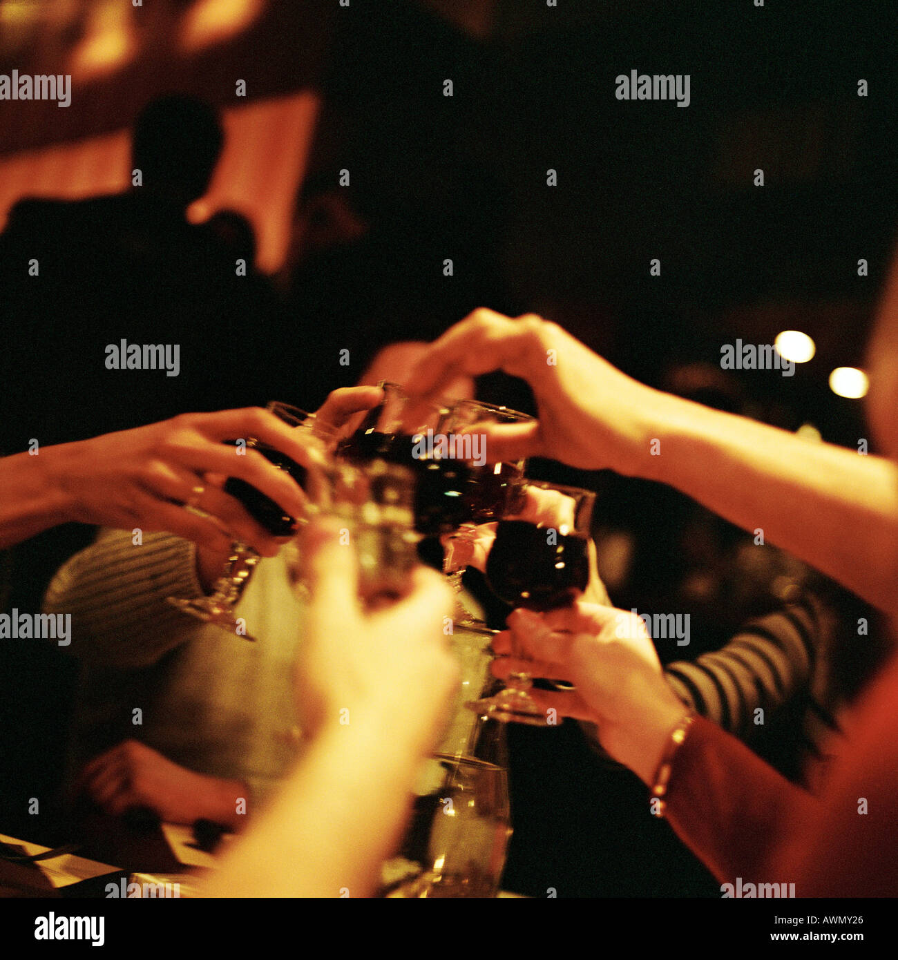 Gruppe von Menschen klirrende Gläser Stockfoto
