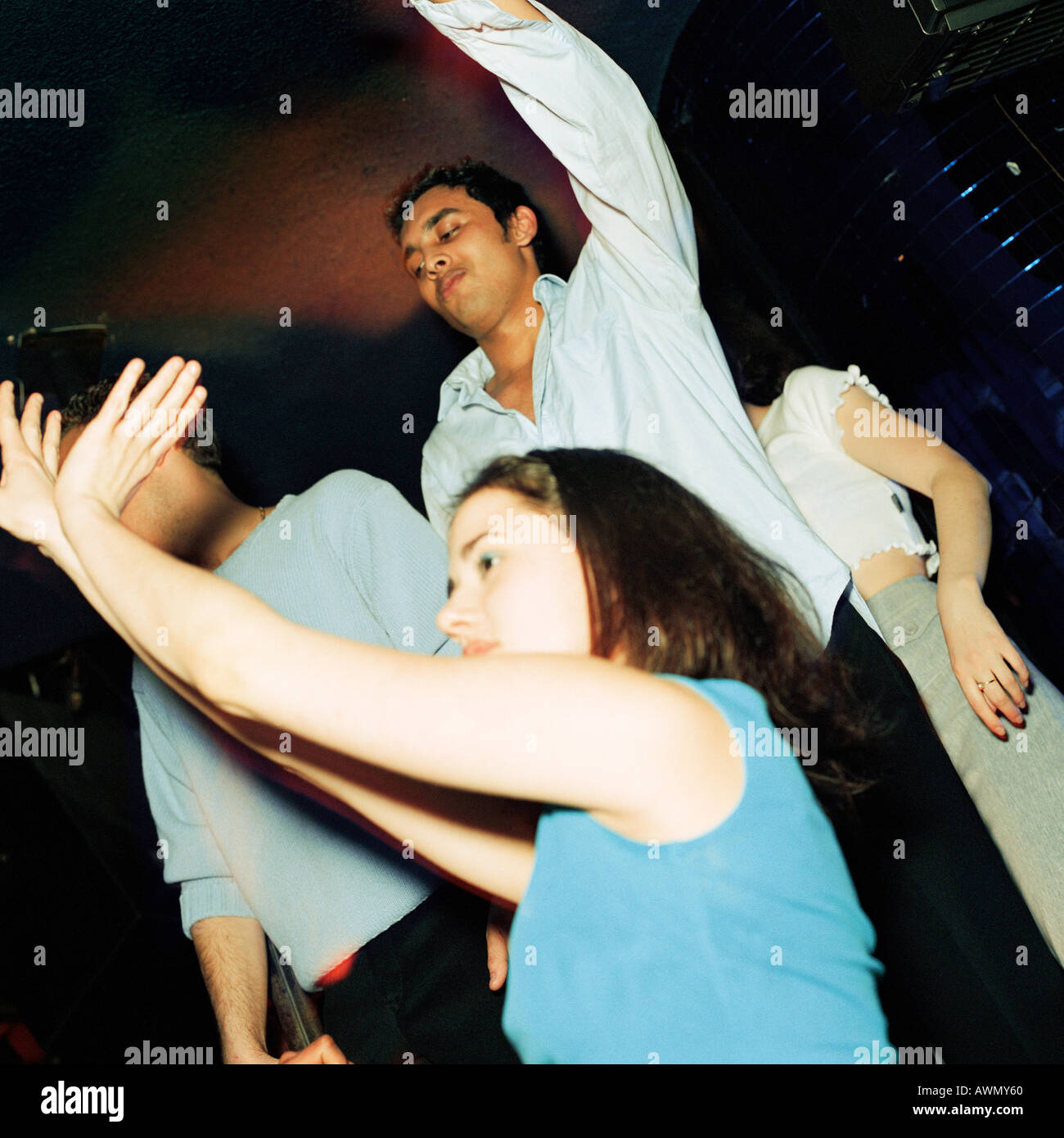 Gruppe von Jugendlichen in der Diskothek tanzen Stockfoto