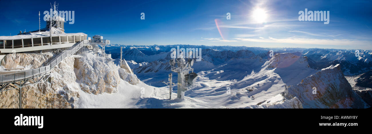 Zugspitze, Deutschlands höchstem Berg, der deutsche Wetterstation (DWD) und Skigebiet, an der Grenze zwischen Deutschland und Aust Stockfoto