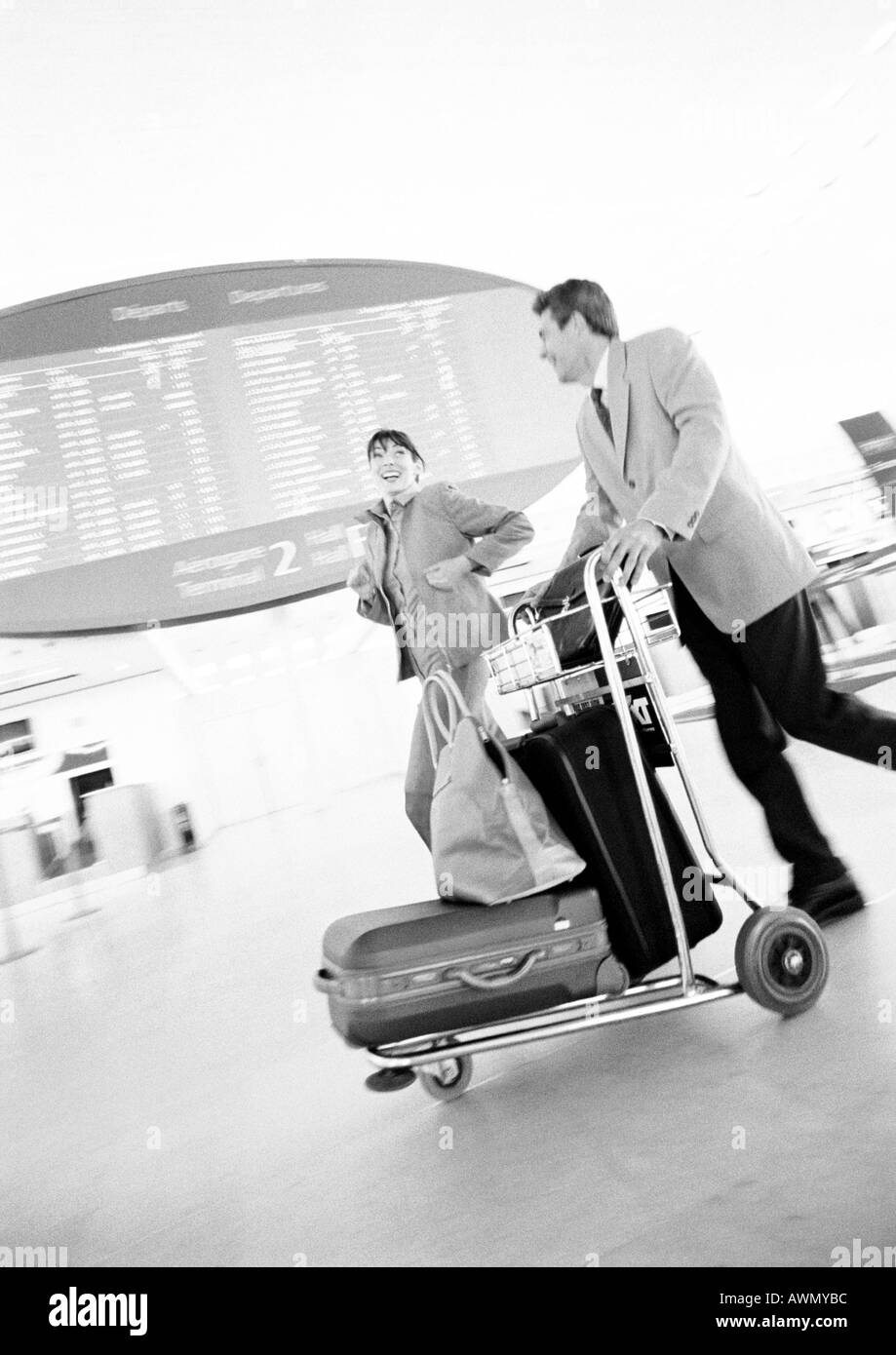 Geschäftsmann und Geschäftsfrau durch Flughafen-terminal, verschwommen, b&w. Stockfoto