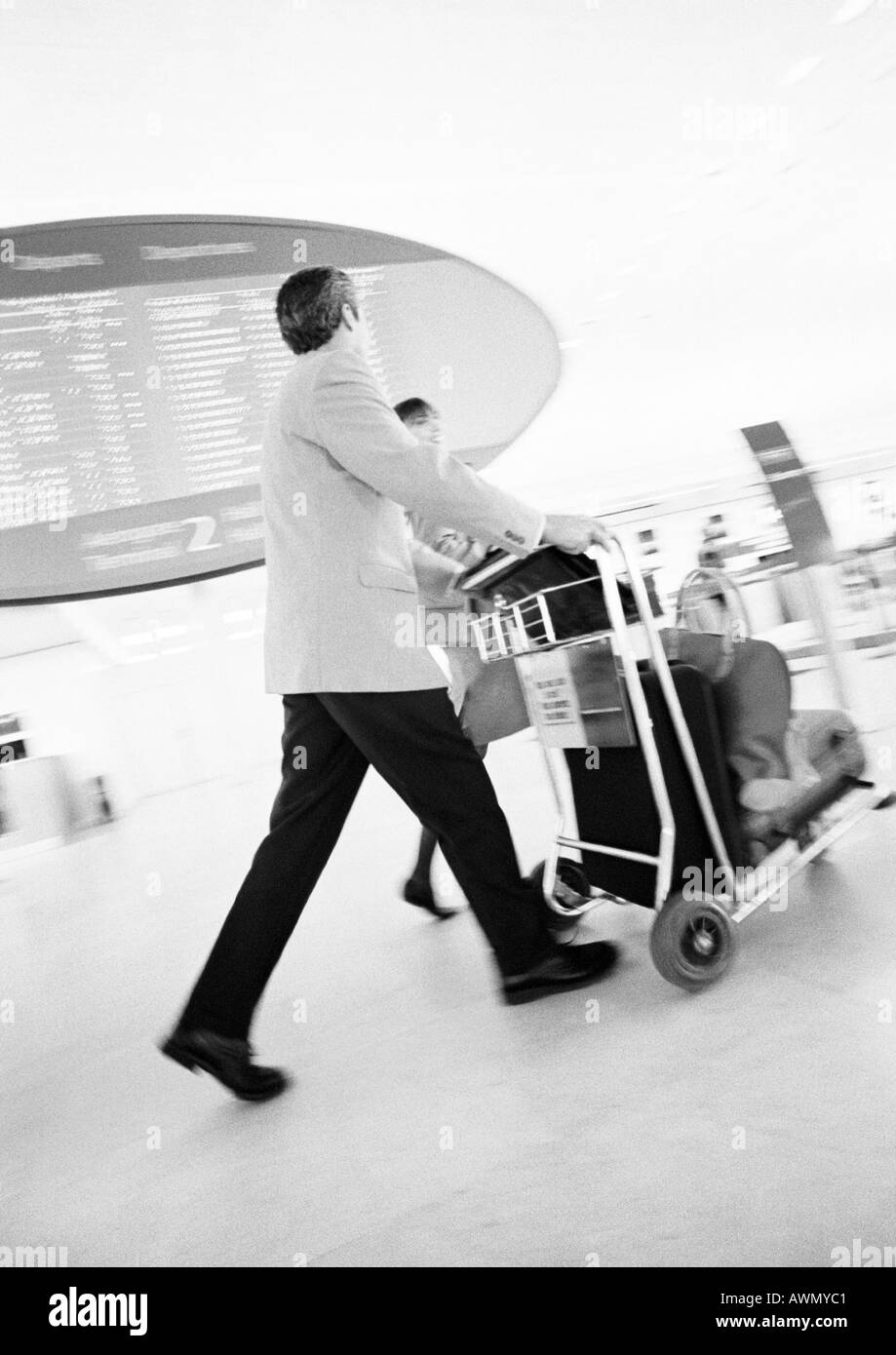Geschäftsmann, ein Spaziergang durch Terminal, verschwommen, b&w. Stockfoto
