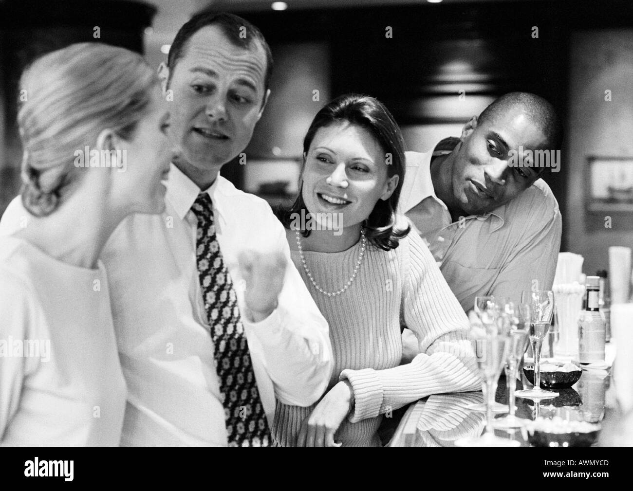 Gruppe von Geschäftsleuten, die Geselligkeit an bar, b&w. Stockfoto