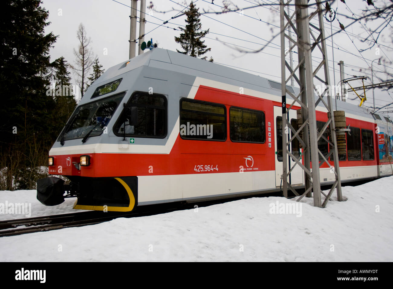 Tatra Electric Railway in den Schnee, Strbske Pleso, Slowakei, Europa Stockfoto
