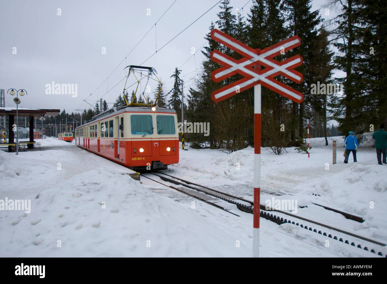 Tatra Electric Railway in den Schnee, Strbske Pleso, Slowakei, Europa Stockfoto