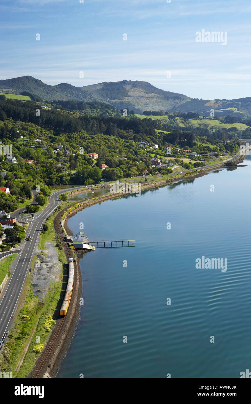 Seasider Zug am St Leonards Otago Harbour Dunedin Neuseeland Südinsel Antenne Stockfoto