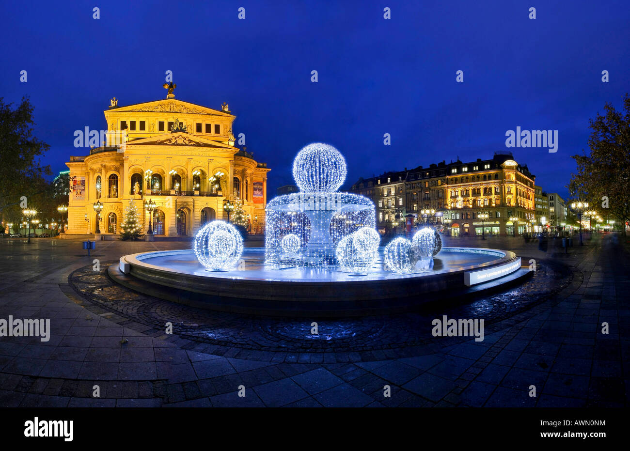 alte-oper-alte-oper-mit-speziellen-weihnachtsbeleuchtung-der-brunnen-frankfurt-am-main-hessen-deutschland-awn0nm.jpg