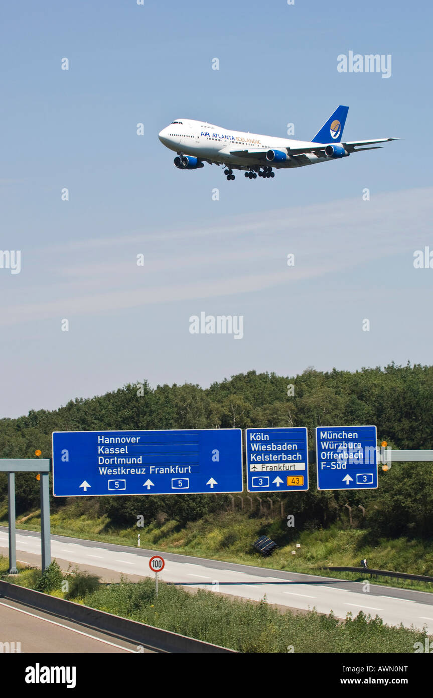 Luft Altana Boeing 747 über Autobahn Schild zeigt die Richtung zum Frankfurter Flughafen, Frankfurt Am Main, Hessen, Deutschland Stockfoto