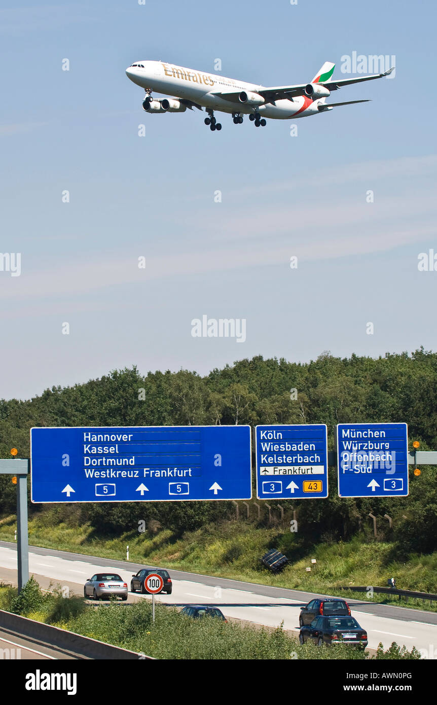 Emirates Airbus A 340 über Autobahn Schild zeigt die Richtung zum Frankfurter Flughafen, Frankfurt Am Main, Hessen, Deutschland Stockfoto