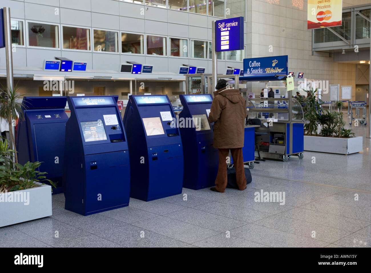 PKW-Erwerb von Fahrkarten mit Self-Check-in terminal, Terminal 2, Flughafen Frankfurt, Frankfurt am Main, Hessen, Deutschland, Europa Stockfoto