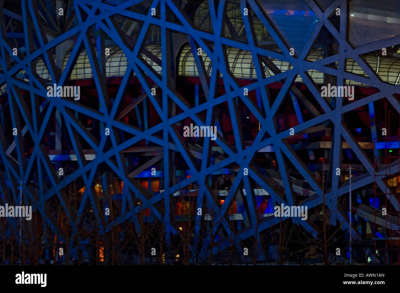 Nachtansicht des Nationalstadions aka Vogel s Nest Austragungsort für sportlichen Großveranstaltungen bei den Olympischen Spielen in Peking Stockfoto