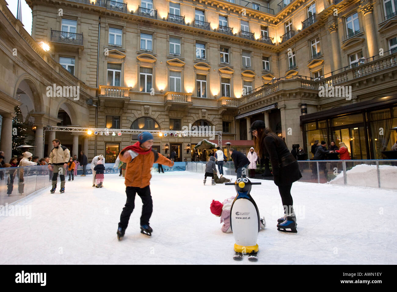 Kinder Skaten auf knstliche Eisbahn in der Stadt im Zentrum an der  Steigenberger Frankfurter Hof Hotel, Frankfurt, Hessen, Deutschland, E  Stockfotografie - Alamy