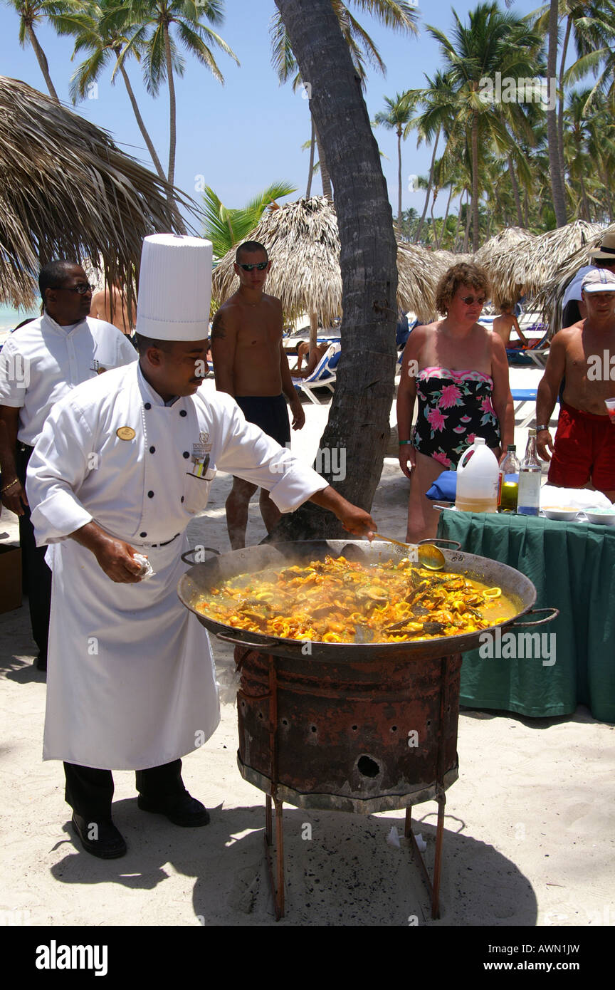 Kochen Sie bereitet Paella am Strand in Punta Cana, Dominikanische Republik, Karibik, Amerika Stockfoto