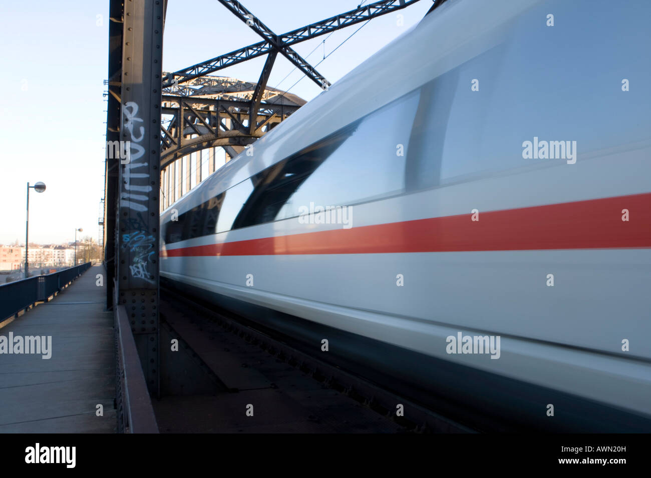 Deutschen Hochgeschwindigkeitszug ICE (ICE) fahren über eine Brücke schnell, Hessen, Deutschland, Europa Stockfoto