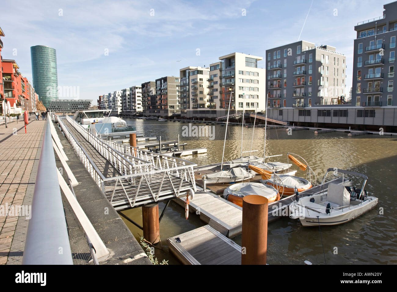 Blick auf den Westhafen (Westhafen), Westhafen Tower und Luxus-Eigentumswohnungen am Mainufer, Frankfurt am Main, Hessen, Deutschland, Europa Stockfoto