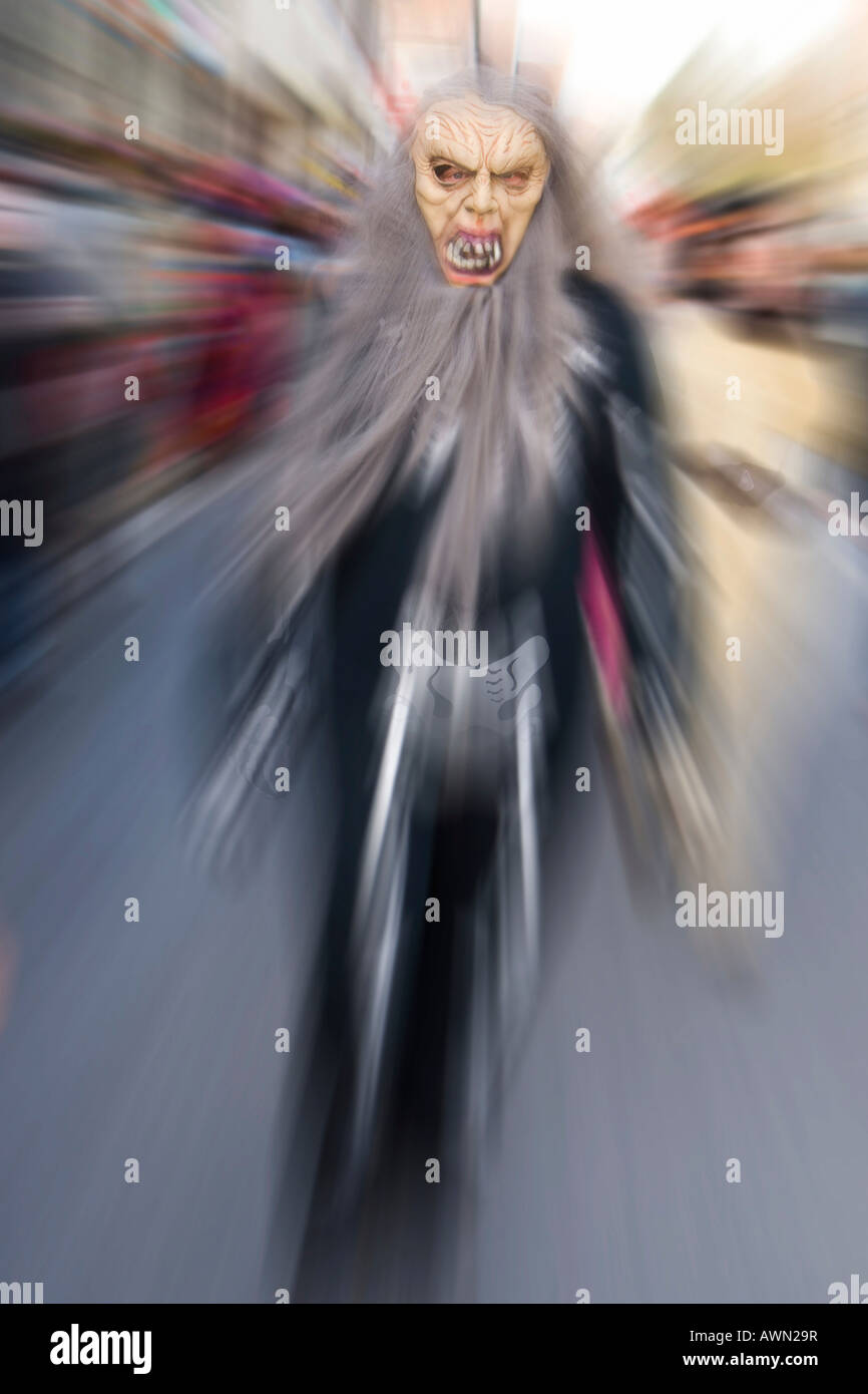 Person tragen Skelettkostüm, Karnevalsumzug, Hessen, Deutschland, Europa Stockfoto