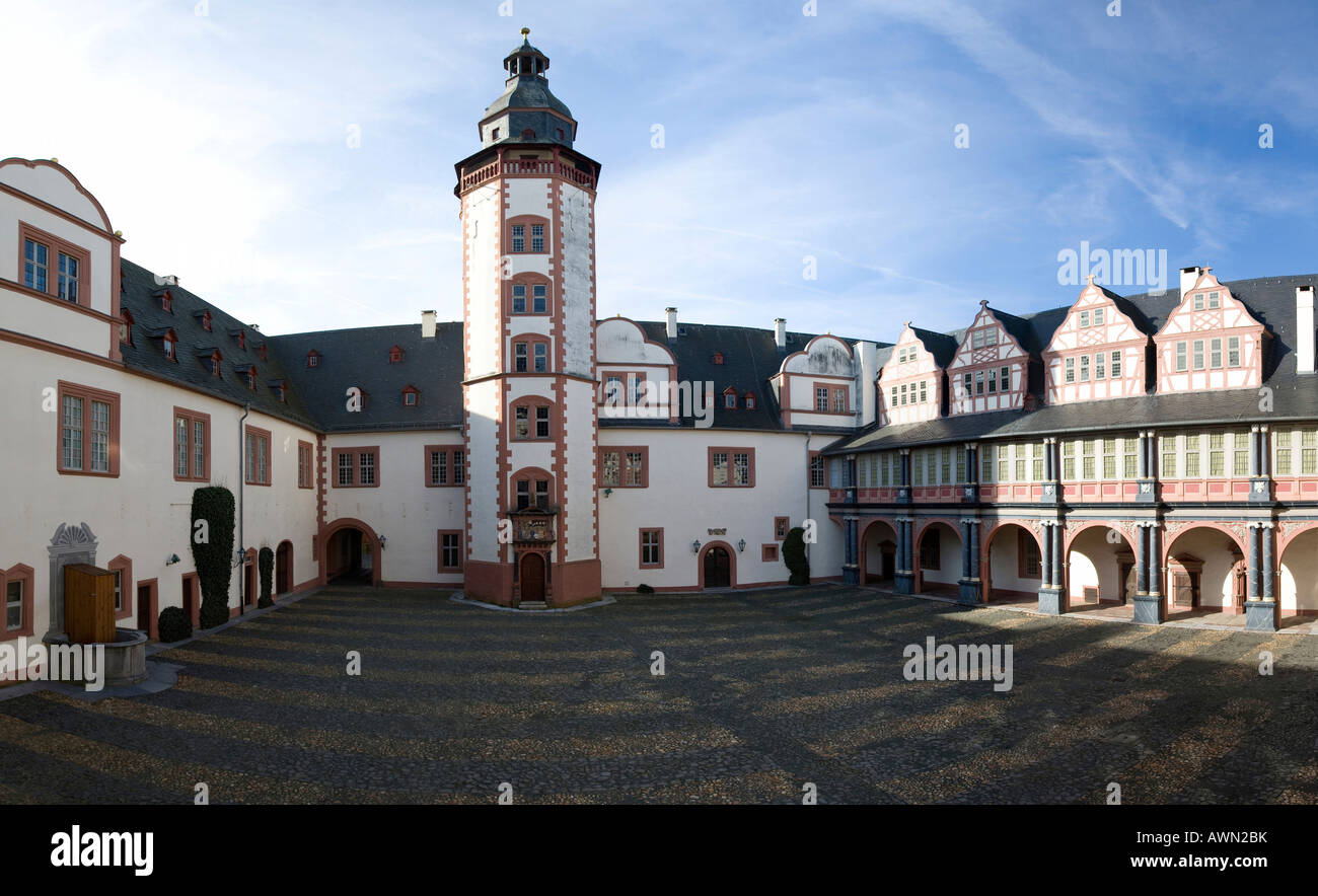 Hof und Turm in Weilburgs Renaissance Schloss Weilburg (gebauten 1533-1572), ein der Lahn, Hessen, Deutschland, Europa Stockfoto