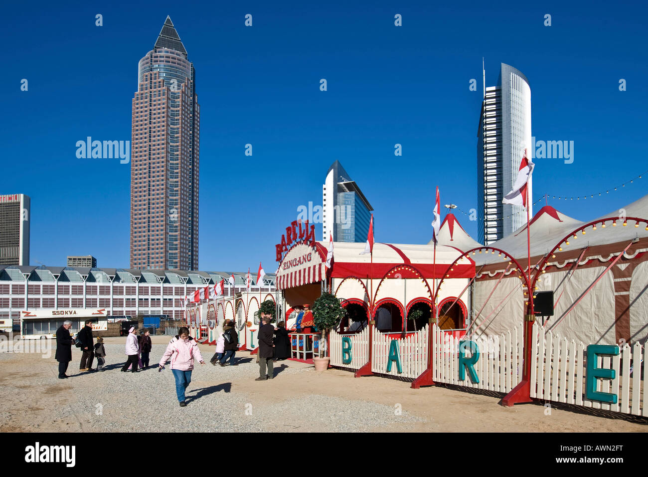 Eingang zum Barelli Circus, Commerzbank-Hochhaus, Messeturm Turm und Pollux Hochhaus im Hintergrund, Frankfurt, Hessen, Deutschland Stockfoto