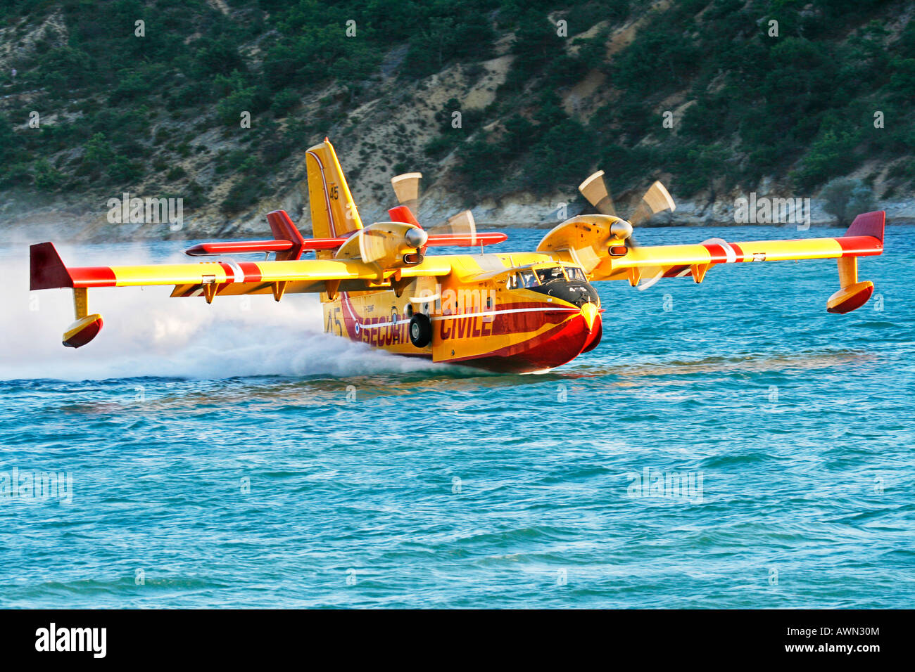 Feuerwehr-Flugzeug Securité Civile Lac de St. Croix Provence Frankreich Stockfoto