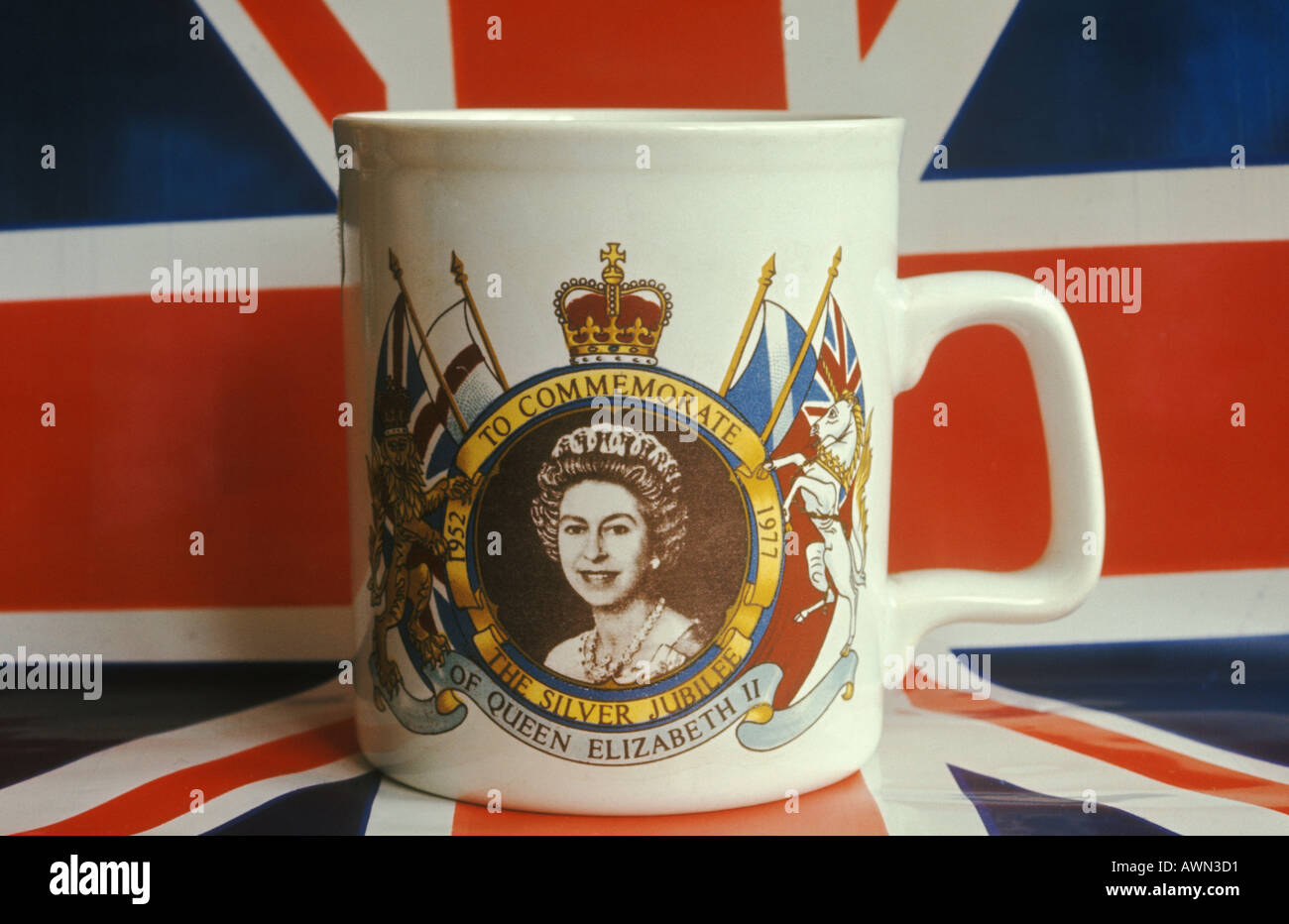 Königin Elizabeth II Silver Jubilee Becher London England 1977 HOMER SYKES Stockfoto