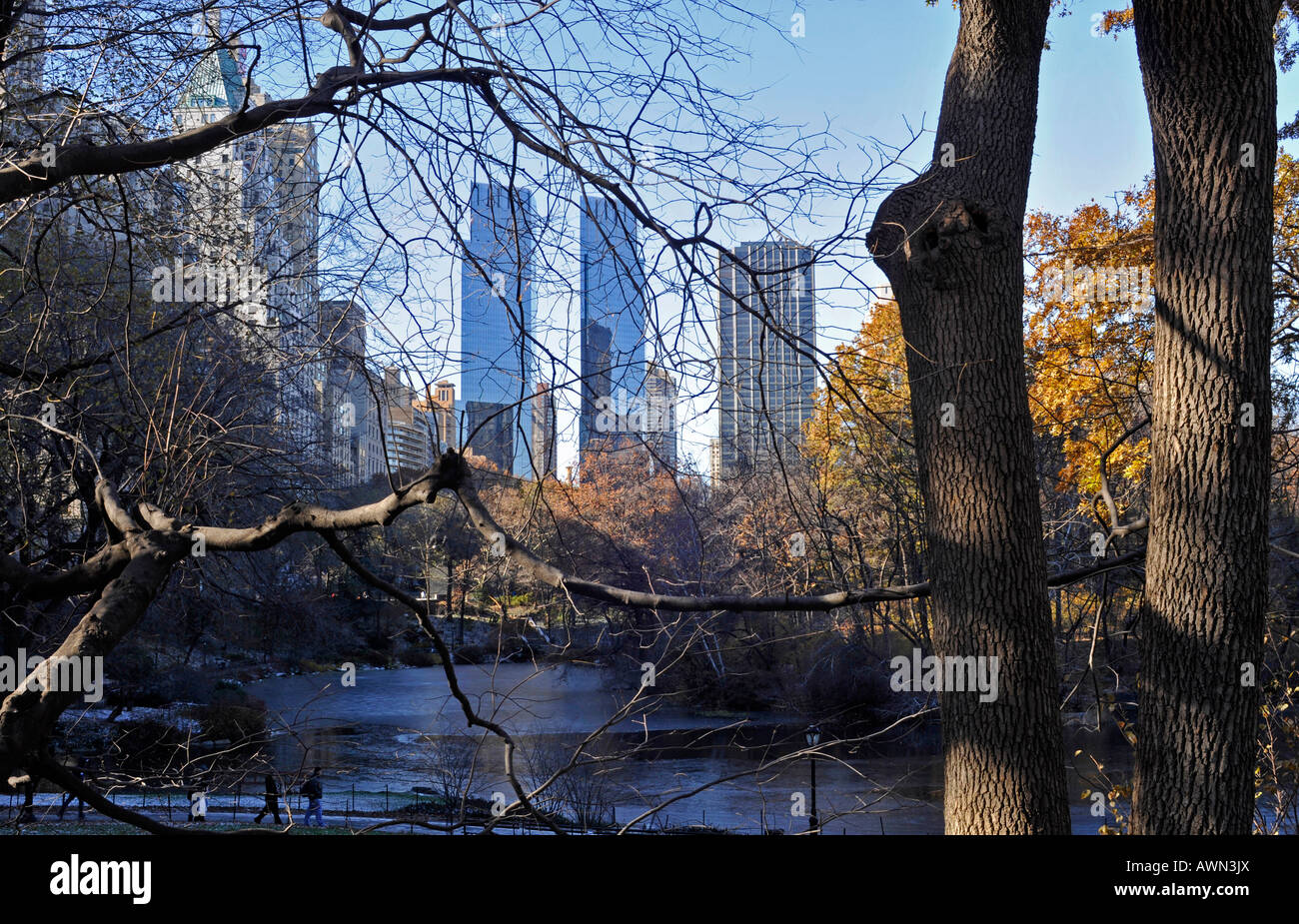 Skyline gesehen durch Central Park, New York, USA Stockfoto