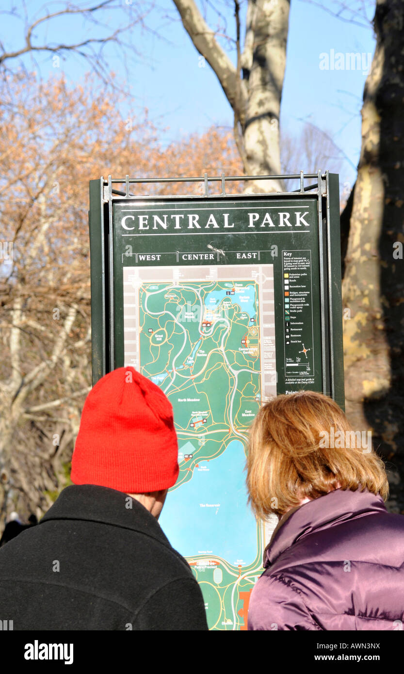 Touristen vor einer Information zu signieren, Central Park, Manhattan, New York, USA Stockfoto