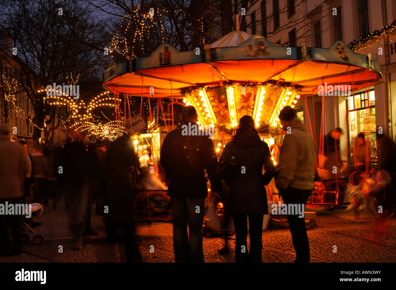 Swing Karussell auf dem Weihnachtsmarkt, Weimar, Thüringen, Deutschland, Europa Stockfoto