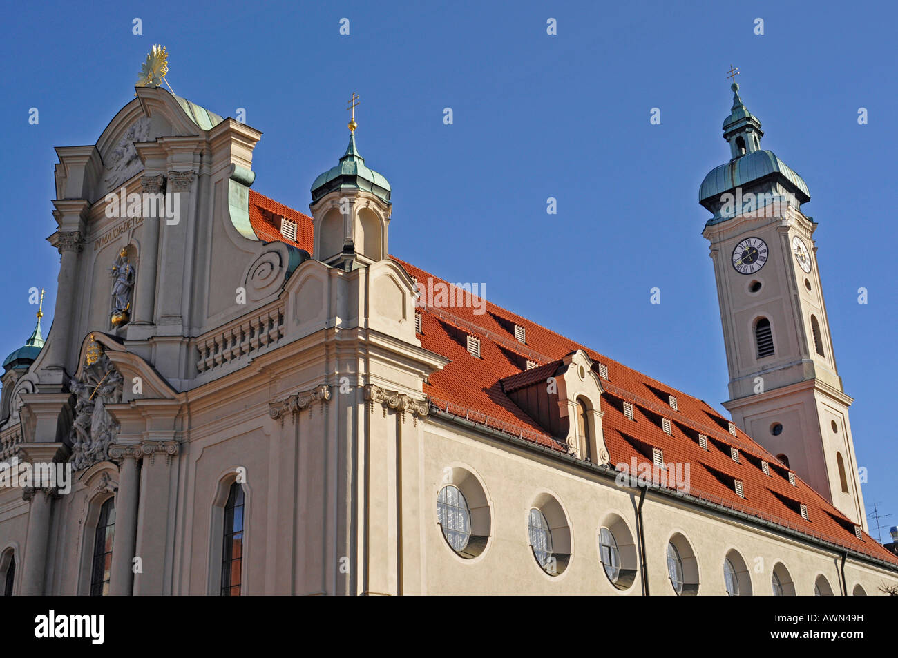 Heilig-Geist-Kirche (Kirche des Heiligen Geistes) neben dem Viktualienmarkt Marktplatz, München, Bayern, Deutschland, Europa Stockfoto