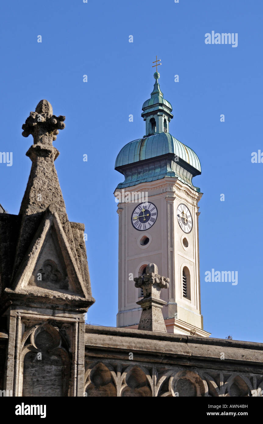 Turm, Heilig-Geist-Kirche (Kirche des Heiligen Geistes) neben dem Viktualienmarkt Marktplatz, München, Bayern, Deutschland, Europa Stockfoto