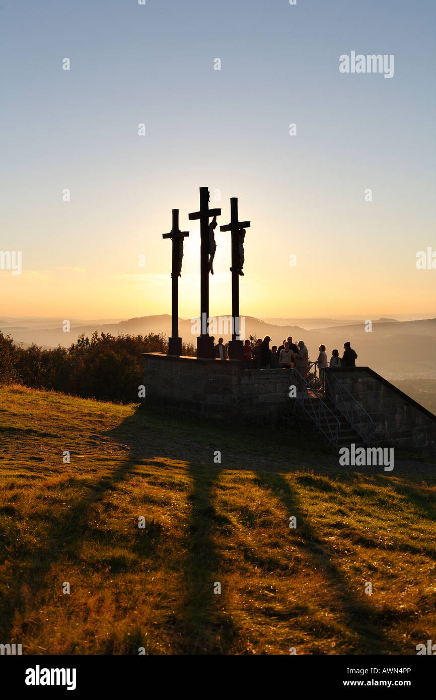 Drei Kreuze auf Kreuzberg Berg in der Nähe von Bischofsheim, Rhön, Franken, Bayern, Deutschland Stockfoto