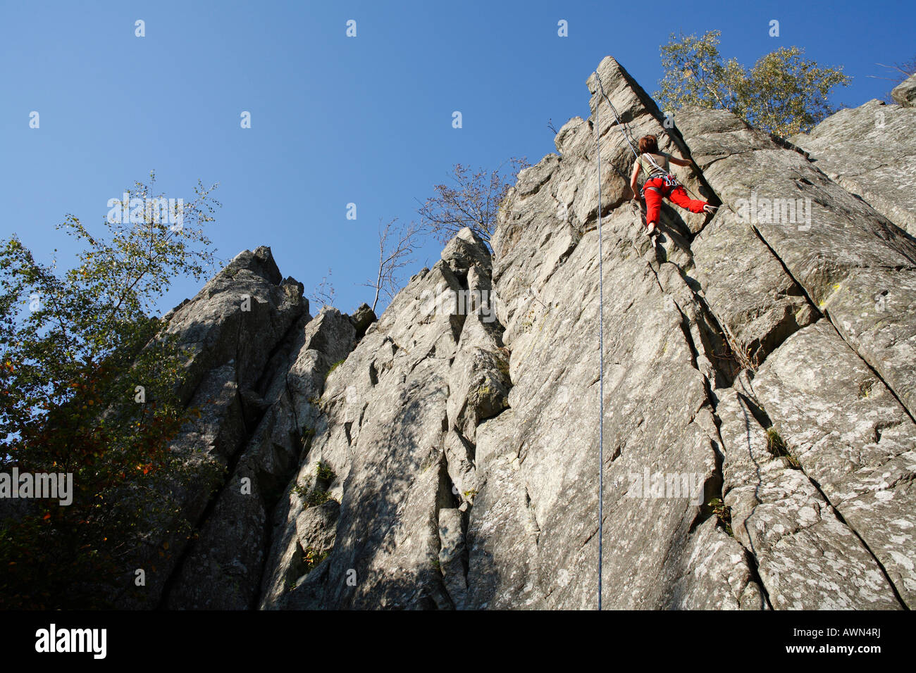 Kletterer in Steinwand, Rhön, Hessen, Deutschland Stockfoto