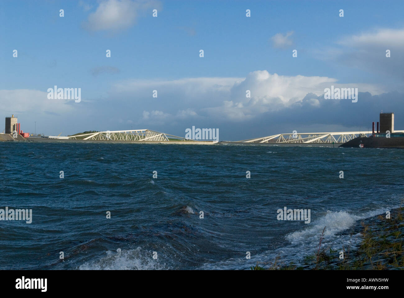 Geschlossene Sturmflutwehr der Maeslantkering in der Nieuwe Waterweg Wasserstraße zwischen Hoek Van Holland und Maassluis, Teil des t Stockfoto