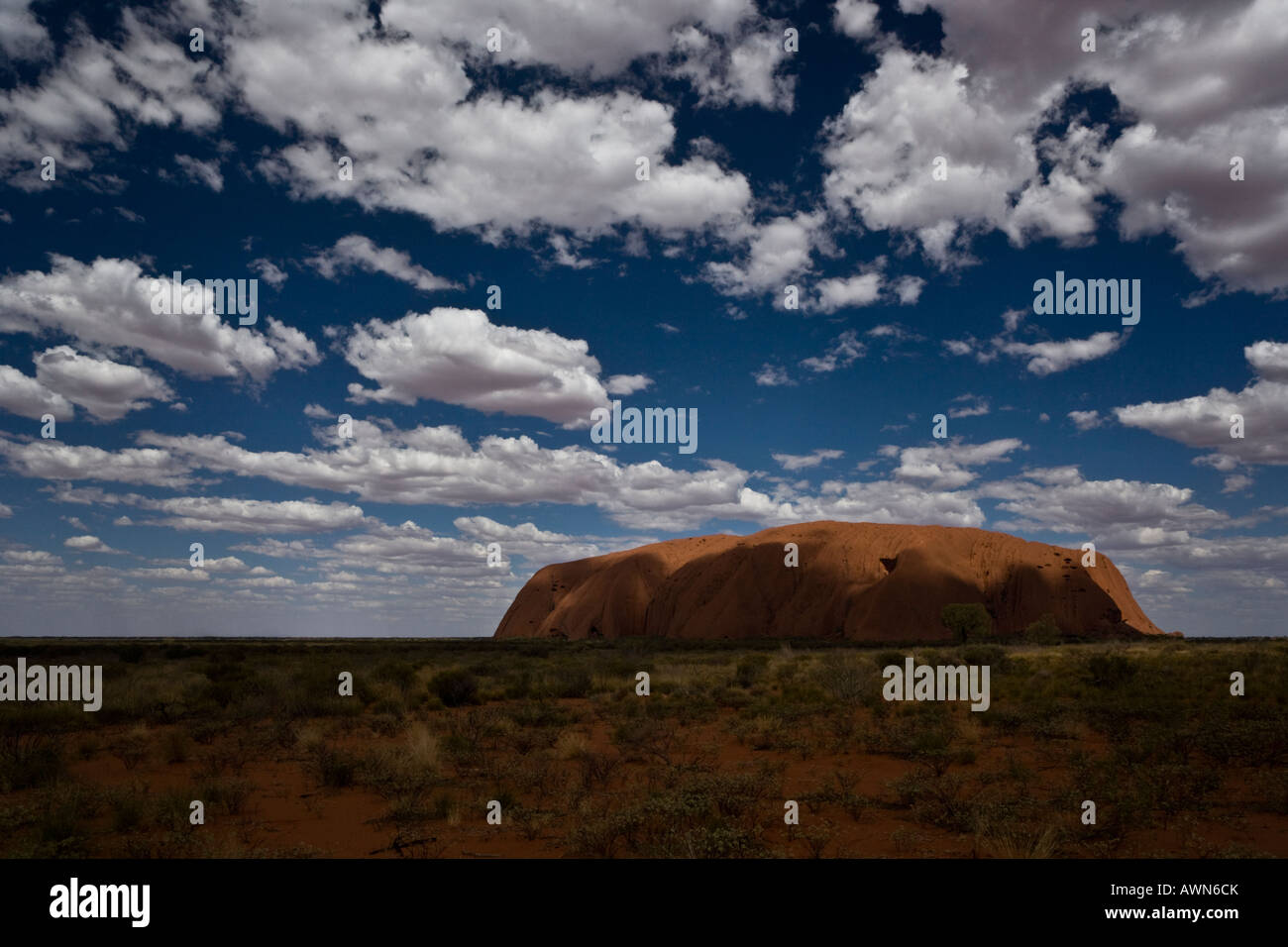 Dramatisches Licht und Schatten über dem Uluru (Ayers Rock) im australischen Outback Stockfoto