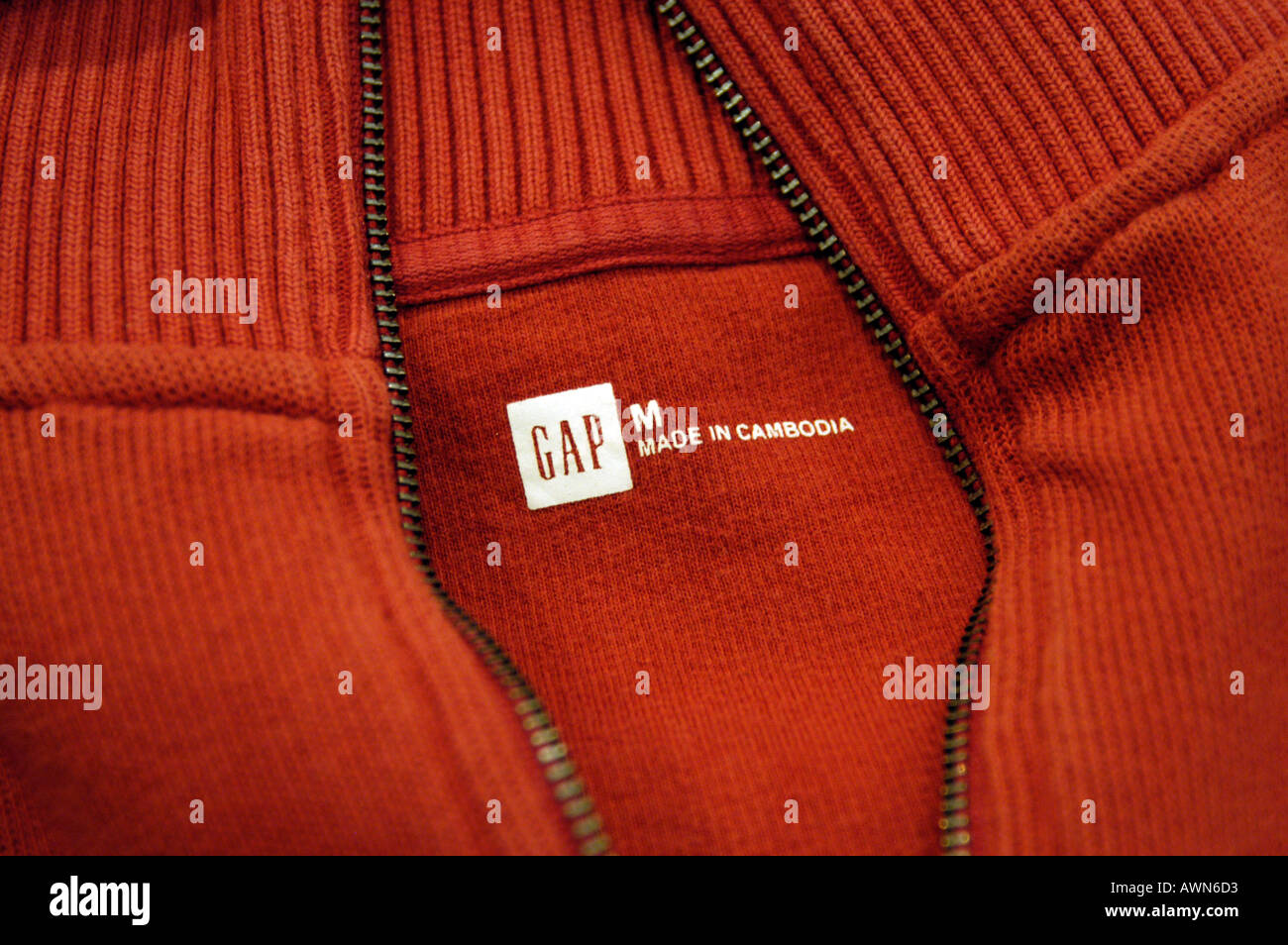 Kleidungsstück von Modehändler Gap zeigt Made in Kambodscha Kleidung label Stockfoto