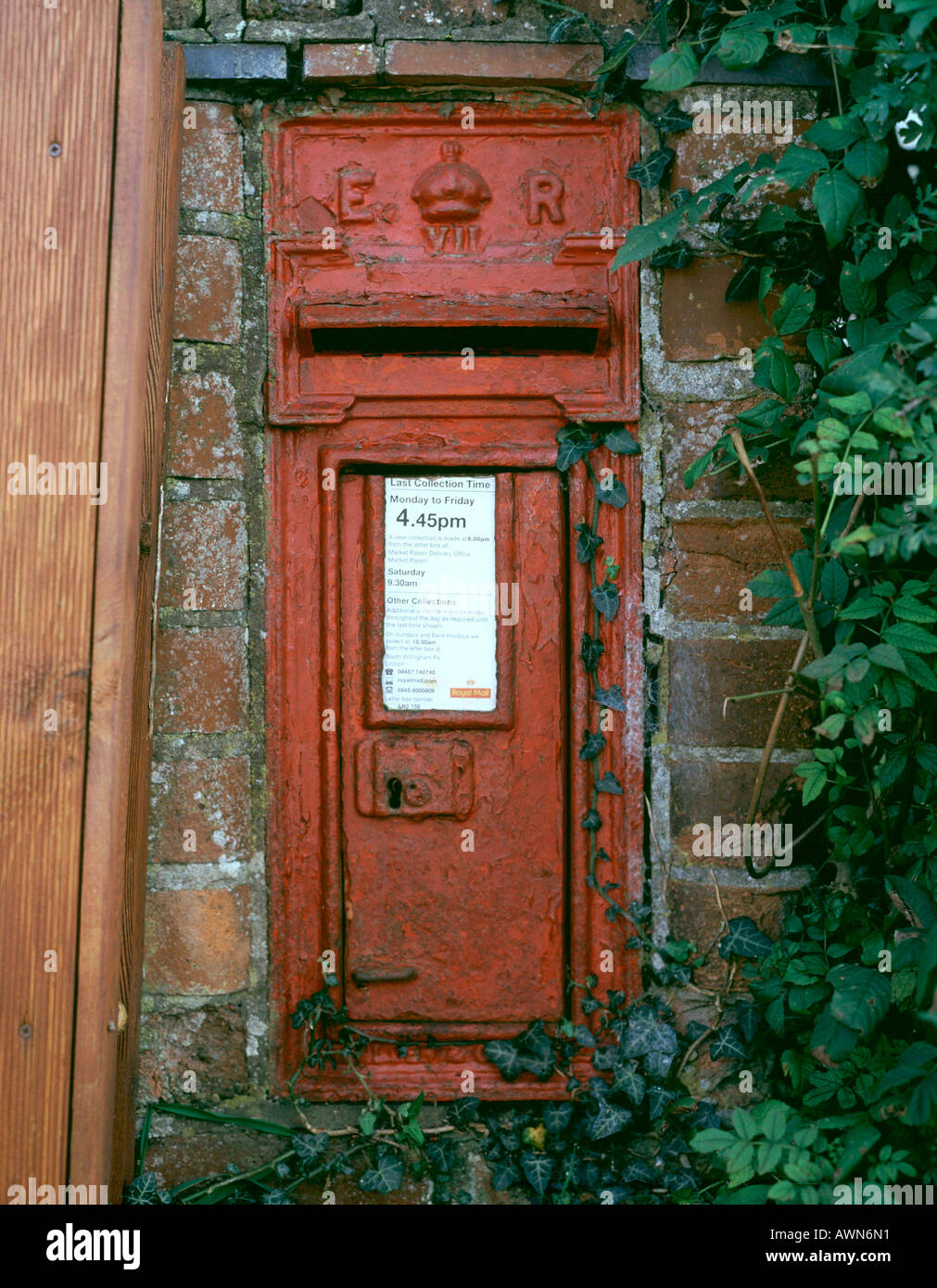 Eine seltene Edward VII-Briefkasten in einem Lincolnshire Wolds Dorf Stockfoto